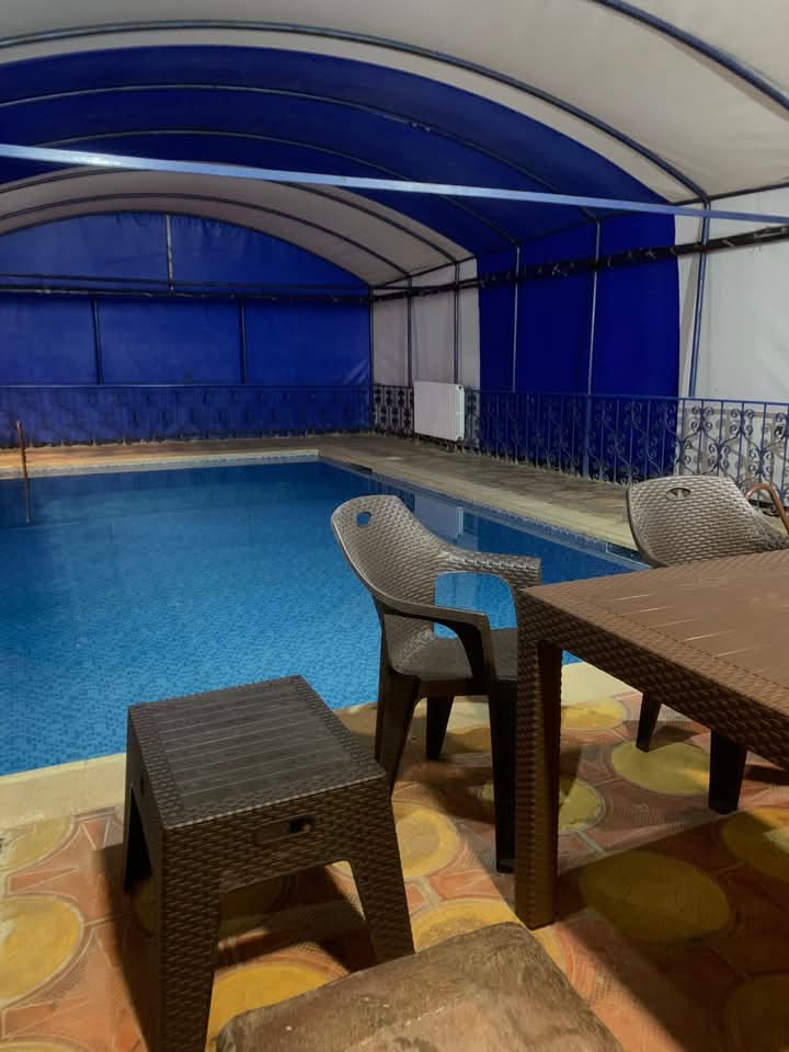 للأجار اليومي مزرعة  البيطار مخدمة بالكامل/إدلب الكورنيش الشمالي 