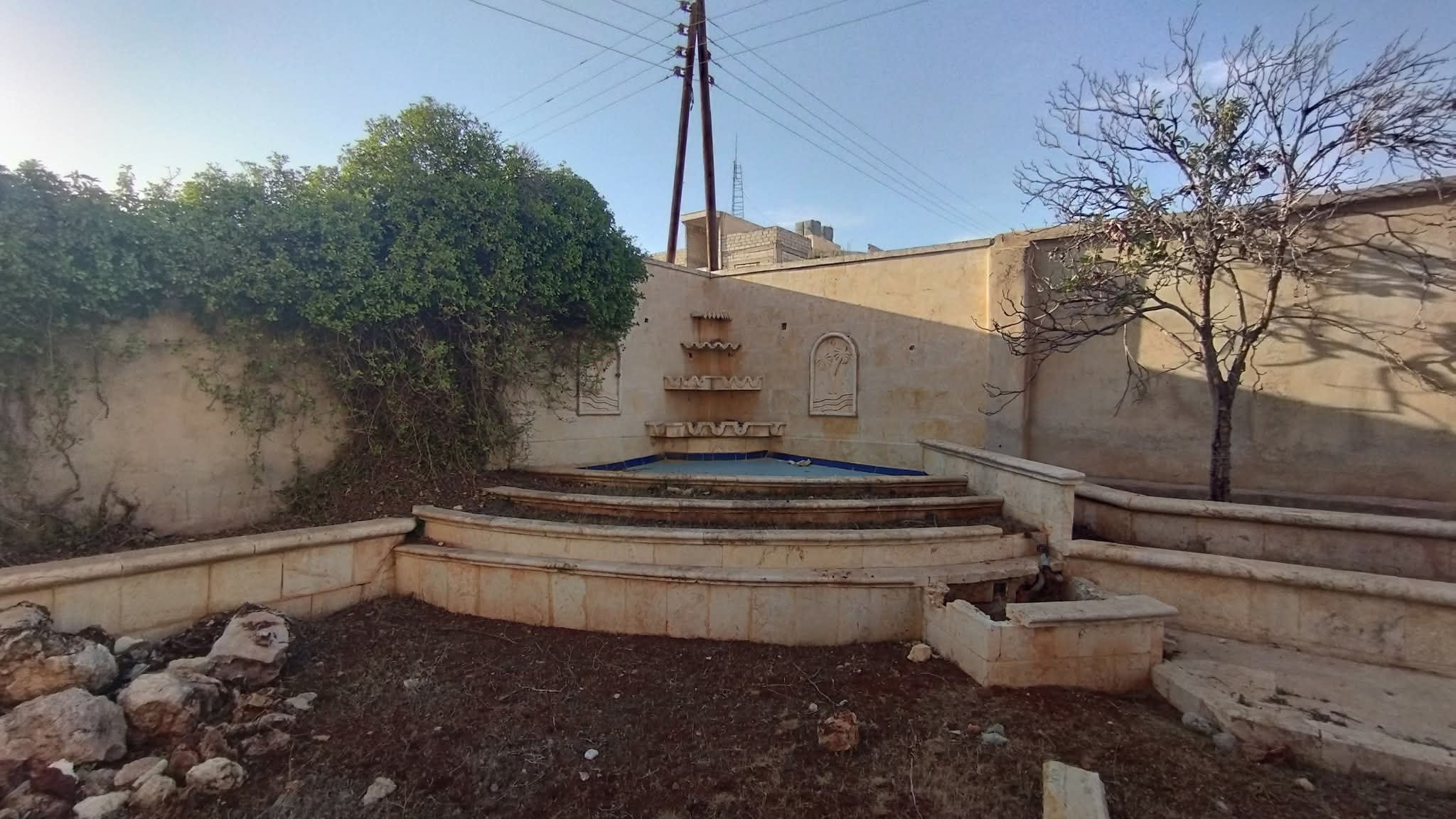 للبيع فيلا بحلب خان العسل  5400 متر بناء 3 طوابق و قبو و غرف خدمات 