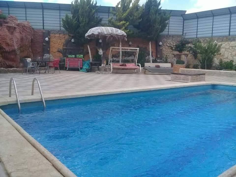 للبيع مزرعة مع الفرش بحلب خان العسل 700 متر فيها 4 غرف و منافع و مسبح 