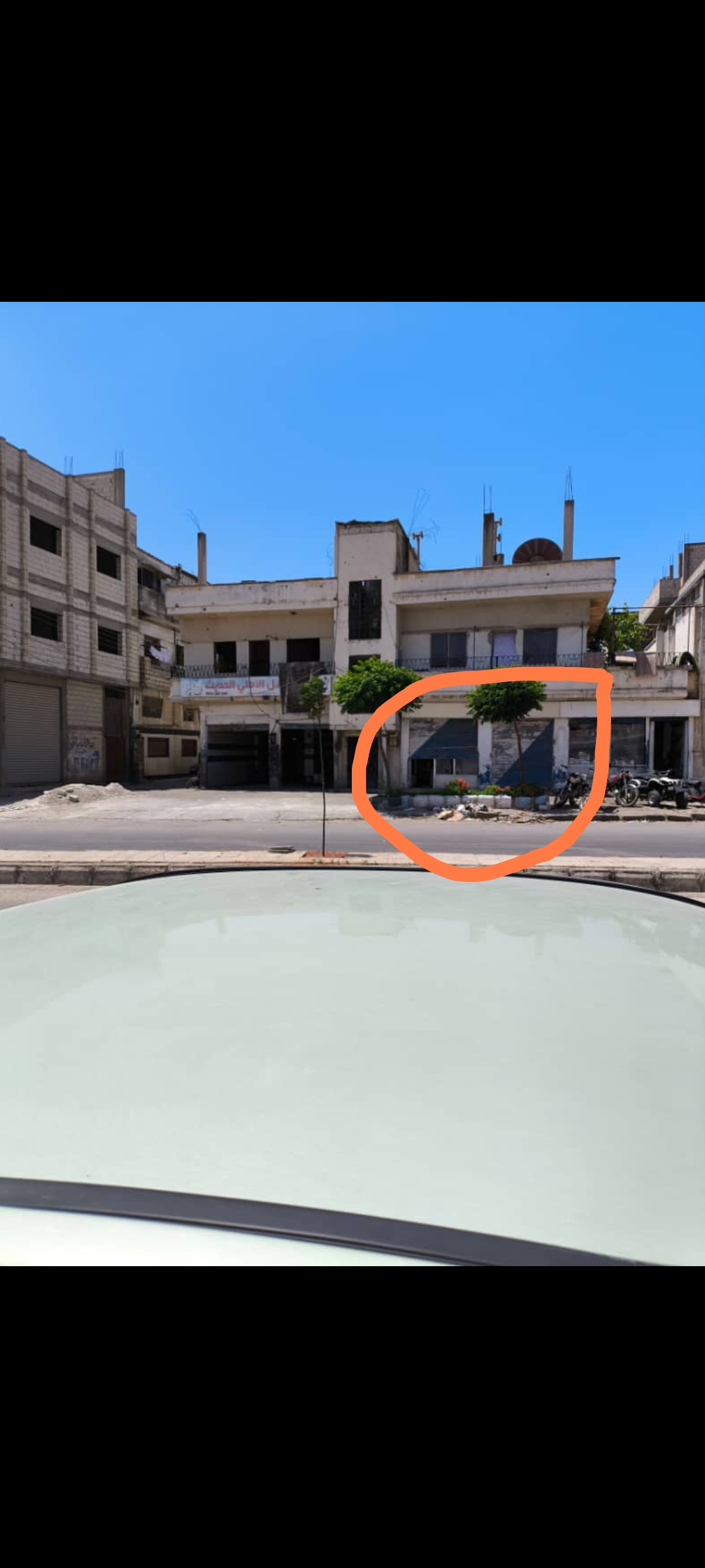 للبيع بالوعر بناء 3 محلات تجارية و3 شقق سكنية طريق عام إطلالة مفتوحة
