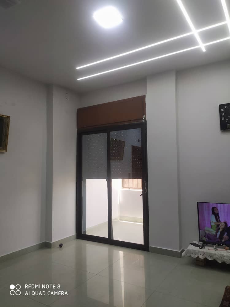 ثلاث غرف وصالون كسوه جديدة مفتوح ثلاث اتجاهات