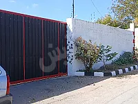 للبيع ارض مساحتها ٢٩٩٠م مسورة بالكامل ولها باب الرئيسي 