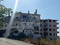 بلاطة سطح بدون سقف فيها أربعة عواميد 