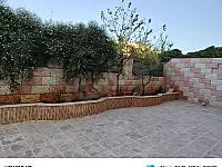 شقه تصلح تجاريه او للسكن مع جنينه جميله محدده بالكامل سور وابواب  