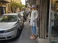 للبيع محل في شارع الحمرا