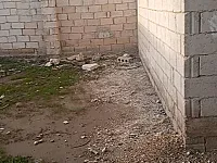 الأرض في عين العصافير معمل وخمس محلات وجب ماء وساعات كهرباء نظامية