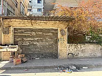 للبيع محل في الوعر منتصف شارع الميرسي مع كهرباء وماء