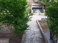 للبيع شقة ب بناء الاسكان مع حديقة  الموقع زاهرة خلف جامع البشير 