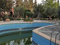 للبيع مزرعه مع فيلا و مسبح مفلتر في منطقه القطيفه حلا 