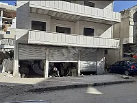 عقار  مؤلف من ٣ محلات تجارية و مخزن داخلي 