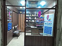 ٣ محلات بالإضافة لمنزل خلفهم للإيحار 