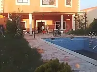 للبيع ڤيلا ضمن مجمع طريق لمطار 2ط طابو اخضر سكنية مخدمة لقطة