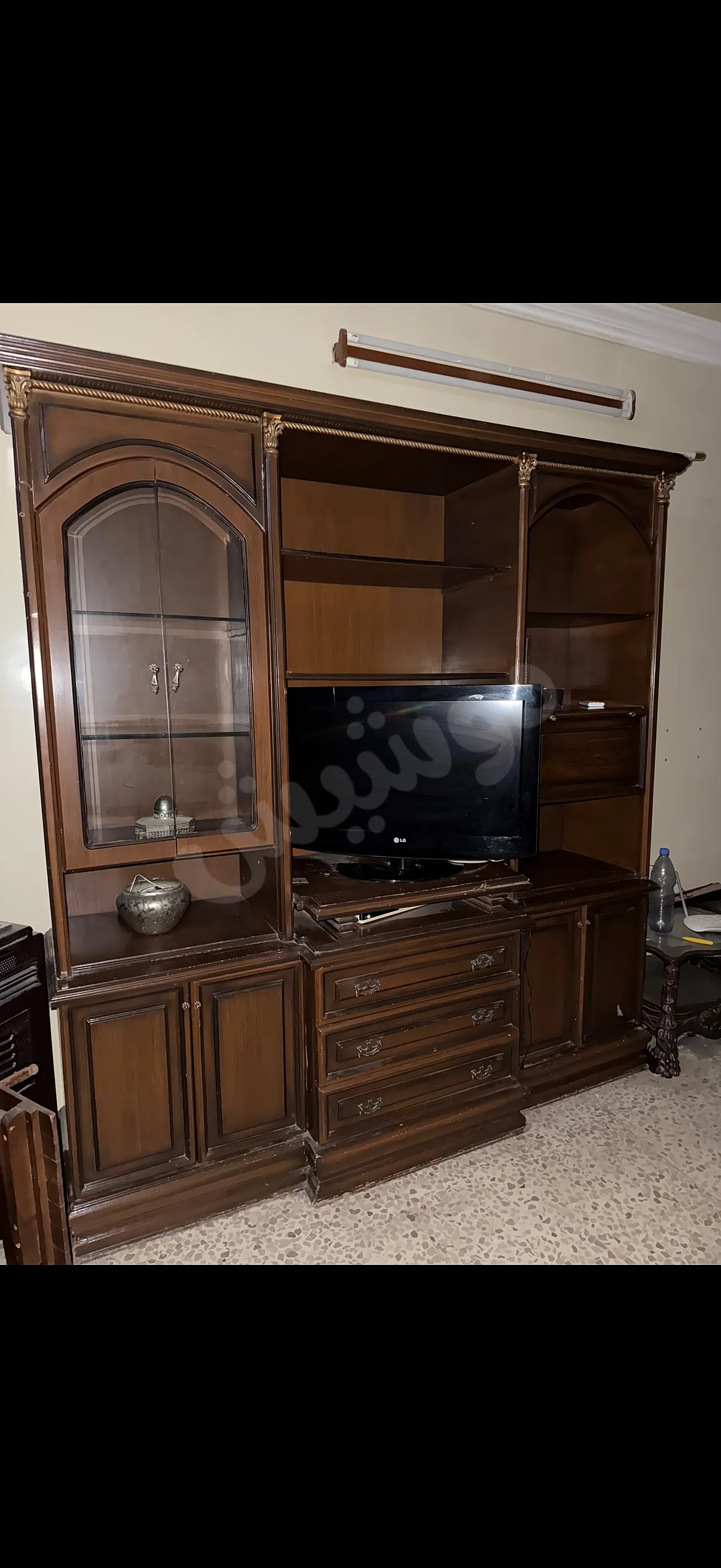 للبيع مكتبة تلفزيون مع بلورية