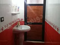 شقه مساحة ١١٠متر تقريبا سقوبين شارع ل١٦