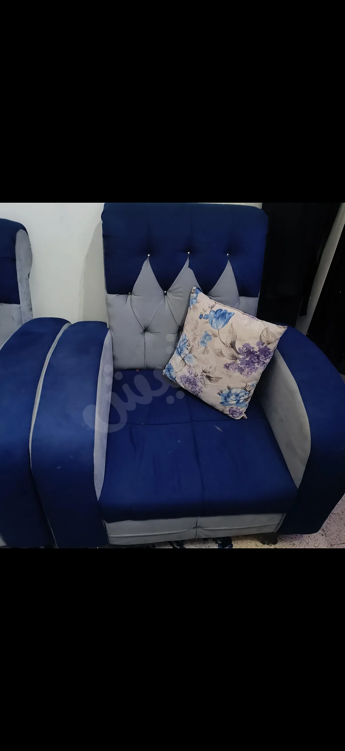 للبيع طقم ثلاثية وثنائيه وكرسيين بحالة جيدهوجدا