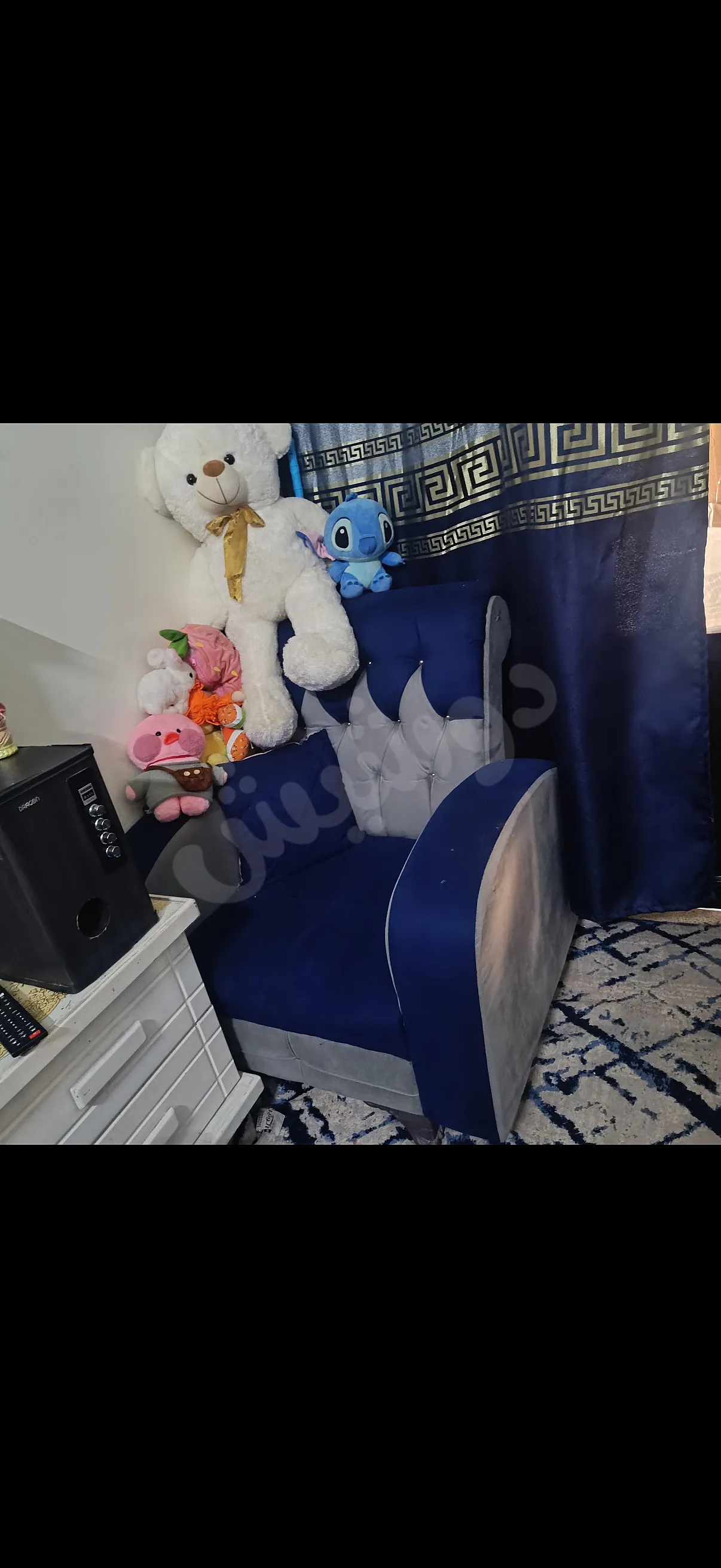 للبيع طقم ثلاثية وثنائيه وكرسيين بحالة جيدهوجدا