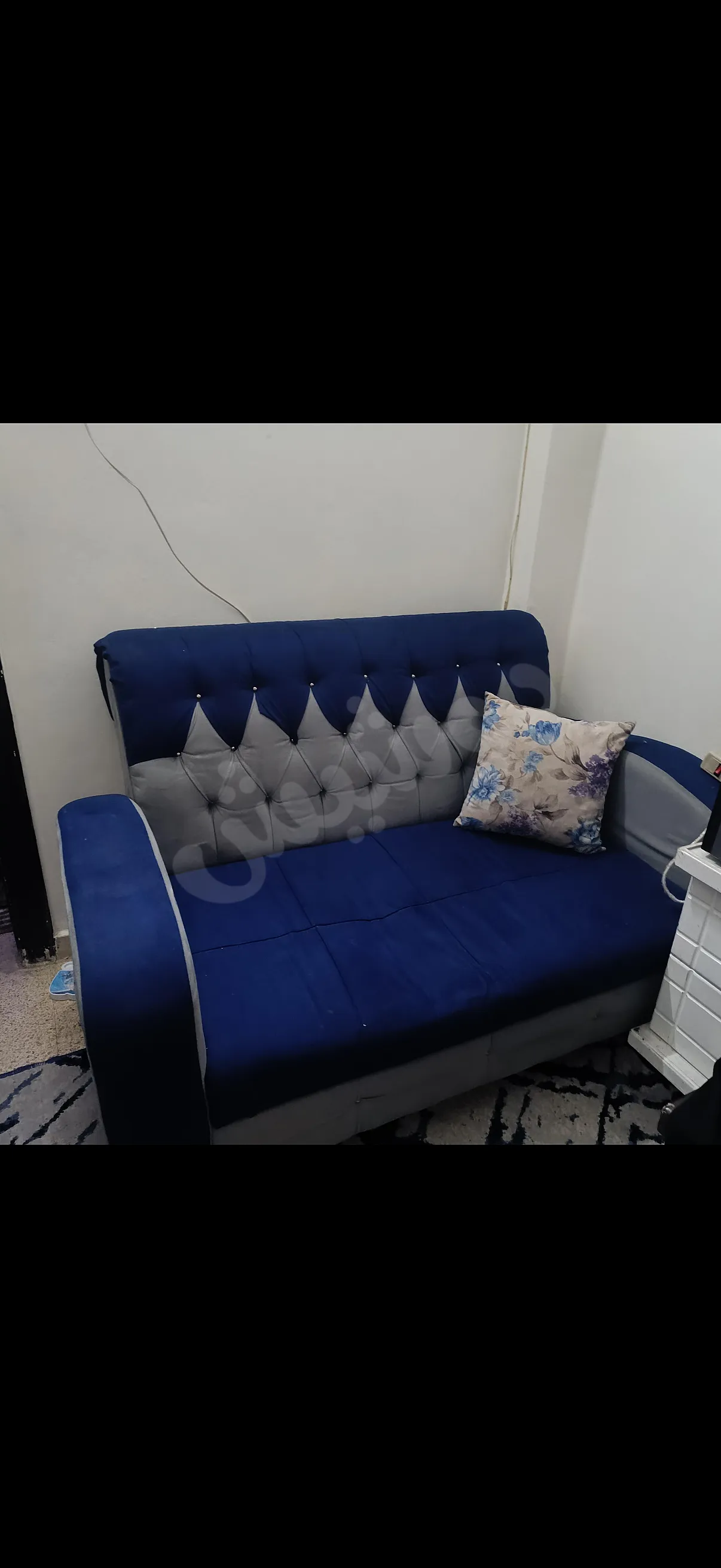 للبيع طقم ثلاثية وثنائيه وكرسيين بحالة جيدهوجدا