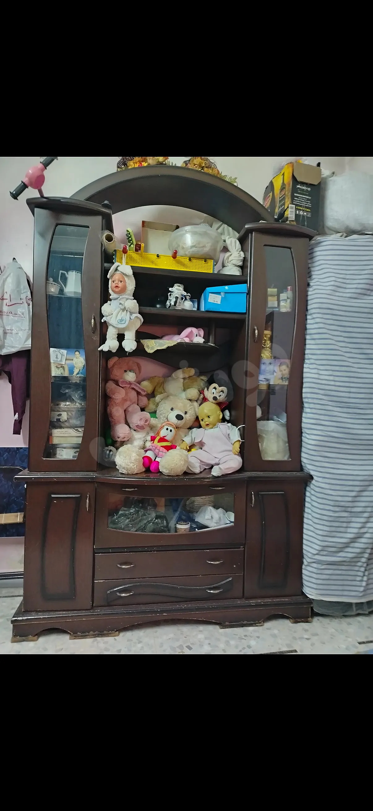 فاترينا تلفزيون صغيرة وفاترينا مع جوانب عرض زجاج