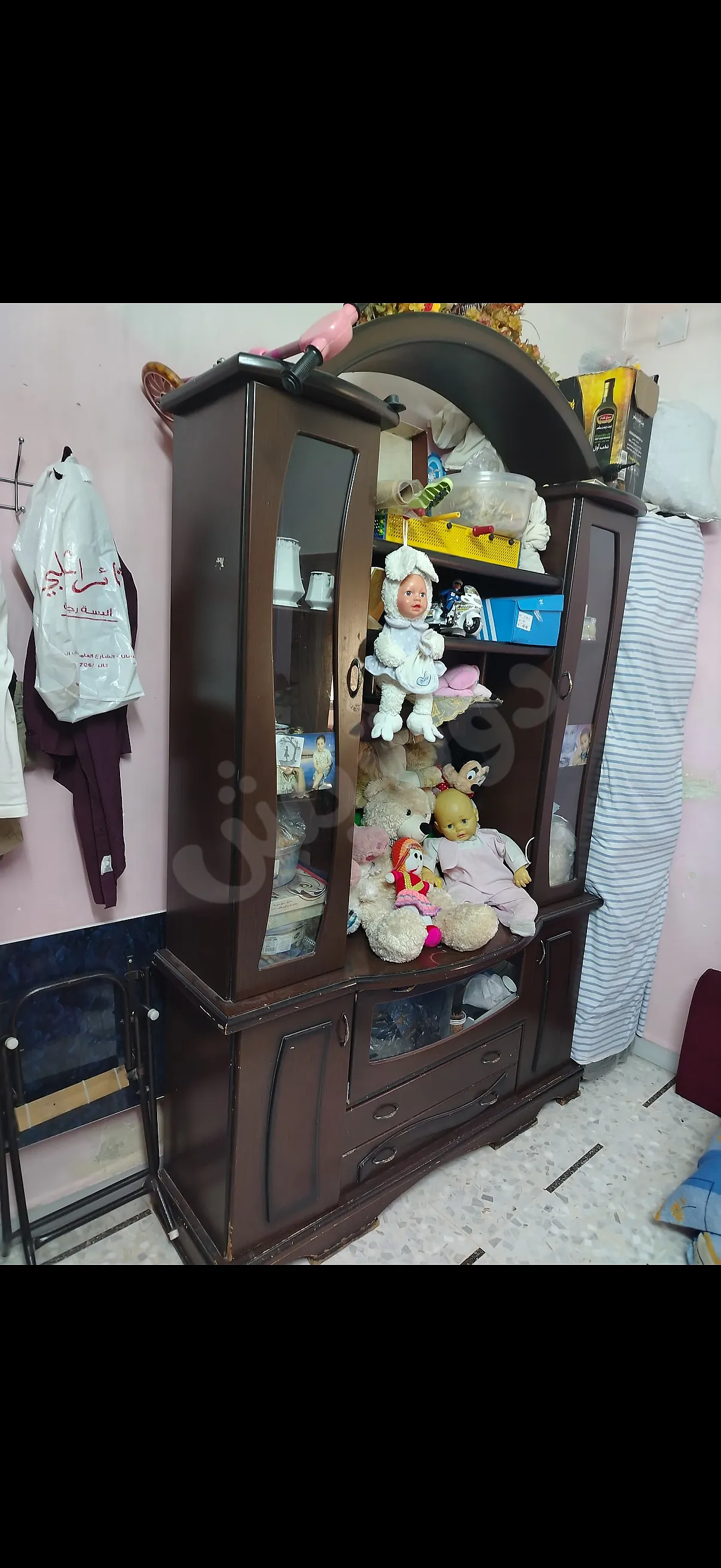 فاترينا تلفزيون صغيرة وفاترينا مع جوانب عرض زجاج