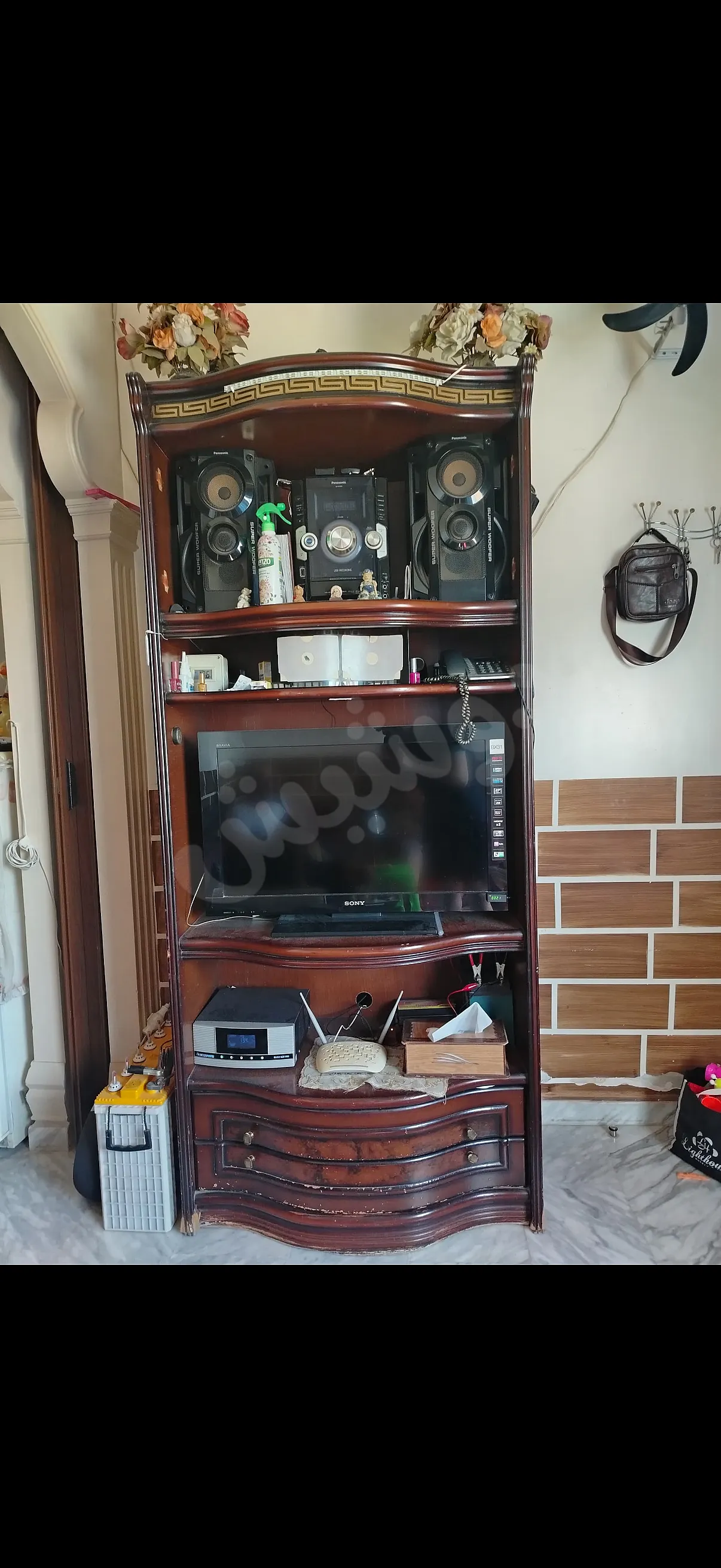 فاترينا تلفزيون صغيرة وفاترينا مع جوانب عرض زجاج