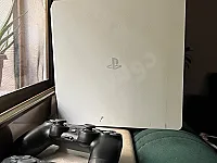 للبيع جهاز PS4 Slim White Edition بحالة ممتازة ومعبى ألعاب مميزة 🎮✨