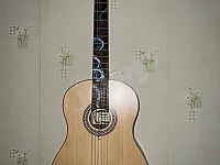 🎸 للبيع: غيتار كلاسيكي (Saiya) بتصميم مميز وحالة شبه جديد