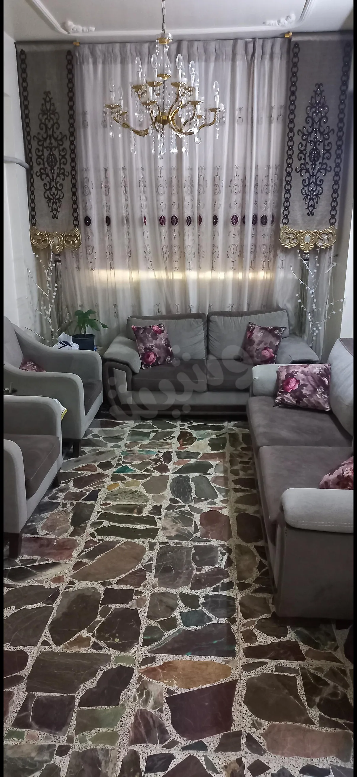 للبع طقم جلوس +طاولة طعام مع 6كراسي +طاولة شاشة مع 4رفوف +برداية