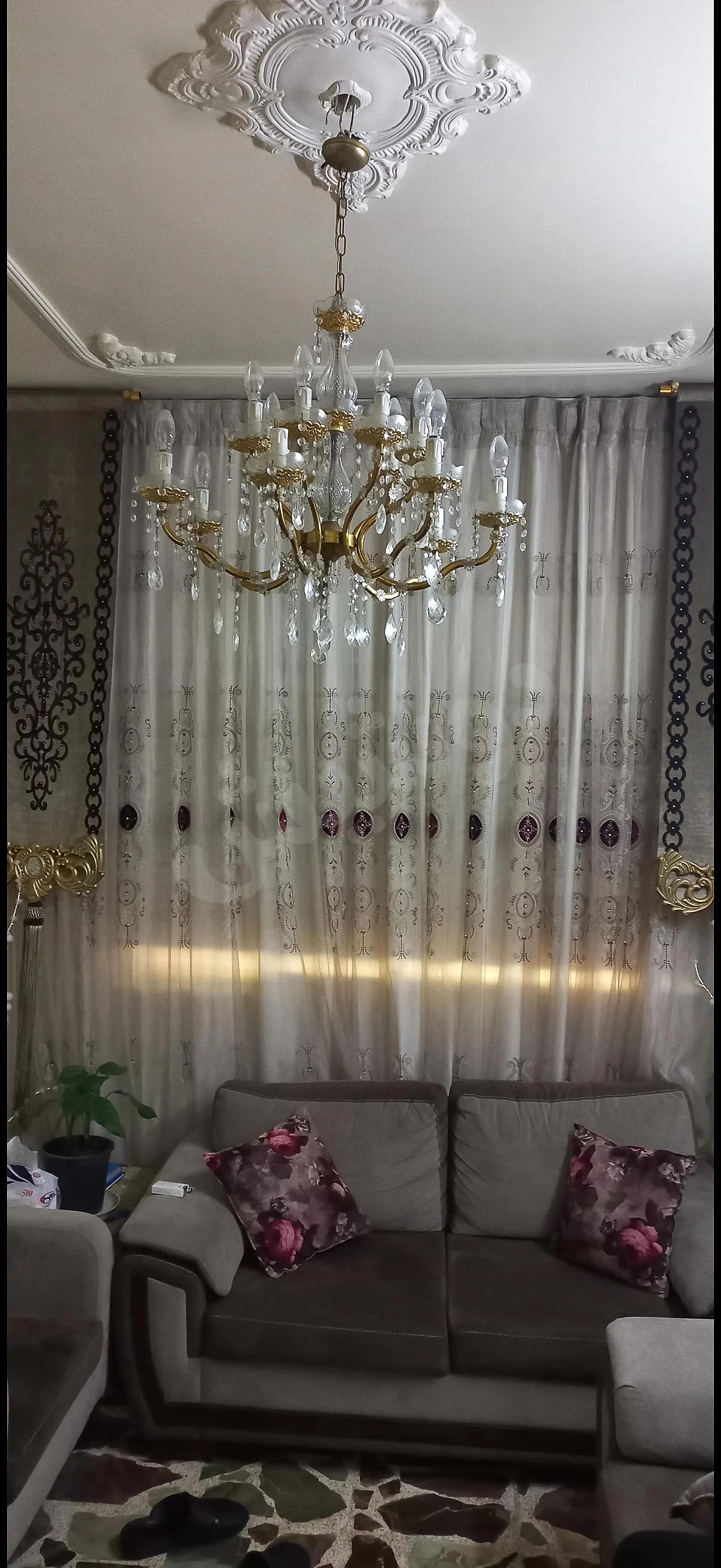 للبع طقم جلوس +طاولة طعام مع 6كراسي +طاولة شاشة مع 4رفوف +برداية