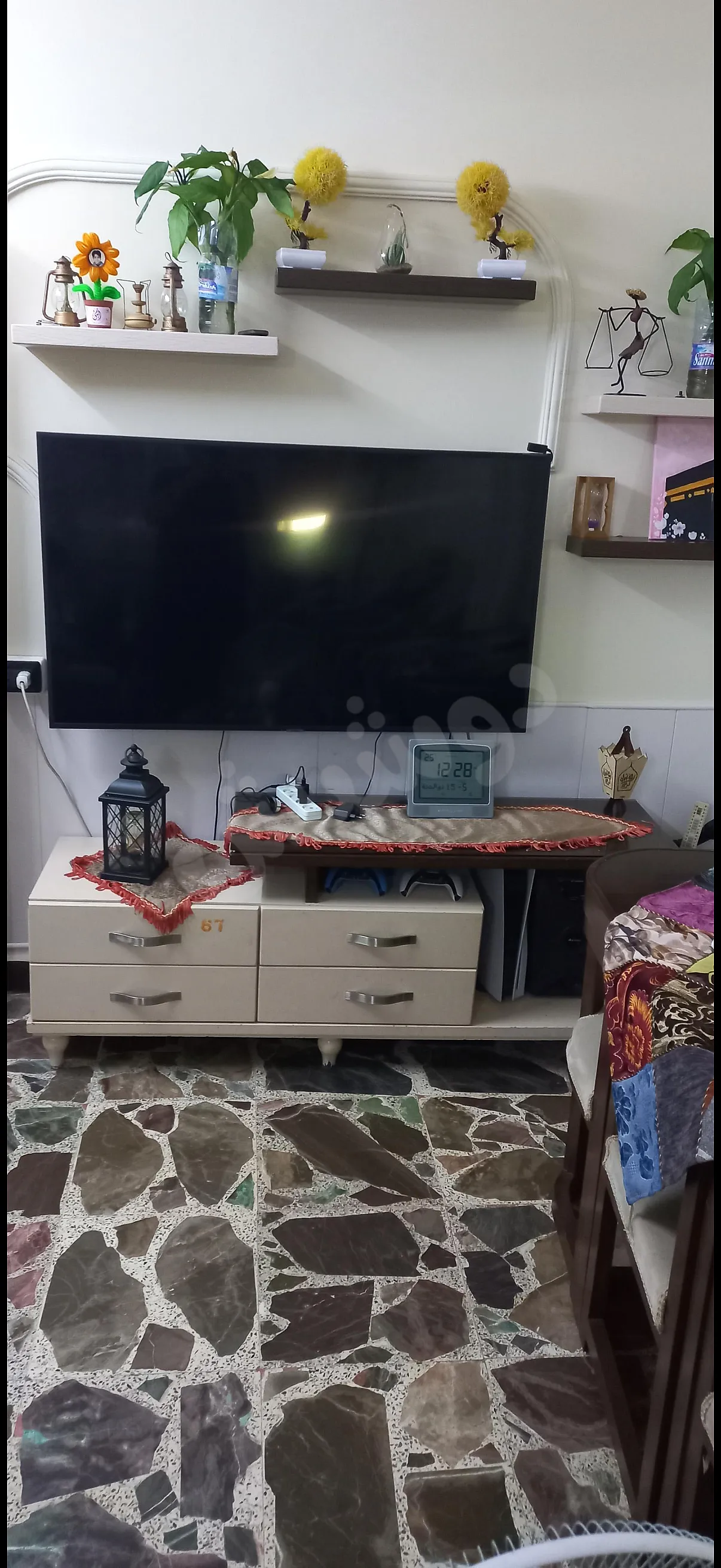 للبع طقم جلوس +طاولة طعام مع 6كراسي +طاولة شاشة مع 4رفوف +برداية