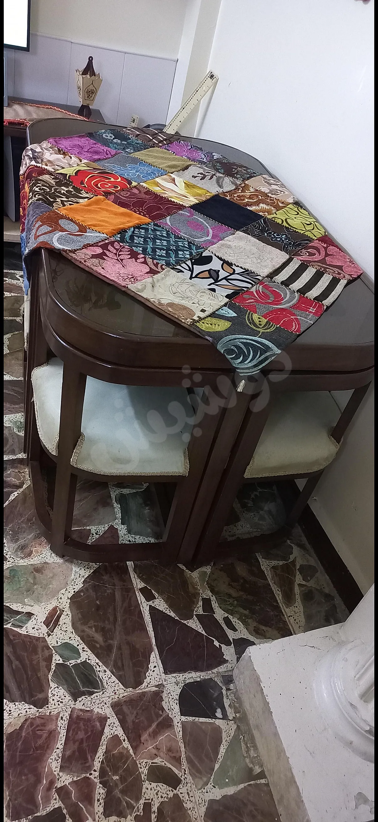 للبع طقم جلوس +طاولة طعام مع 6كراسي +طاولة شاشة مع 4رفوف +برداية