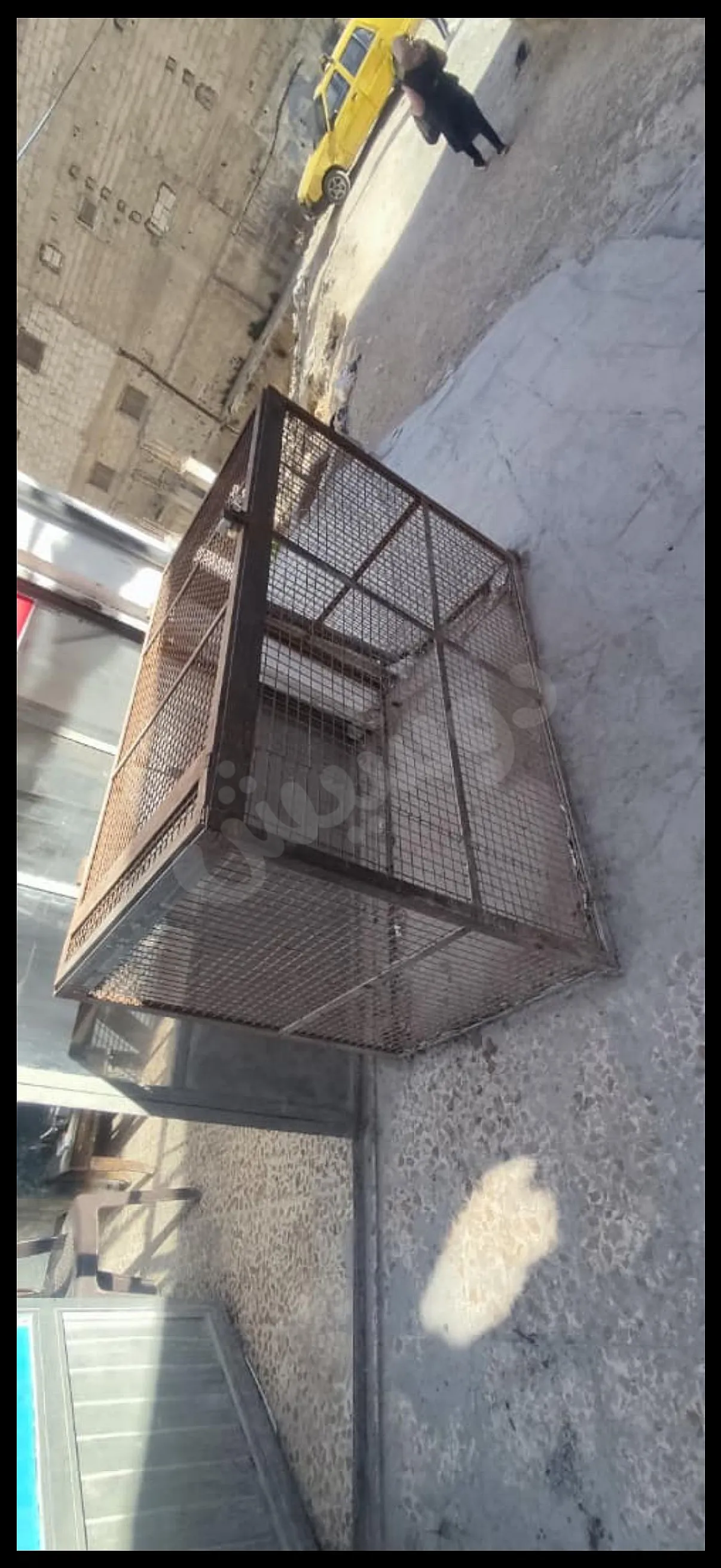 شبك فريزر مستعمل تقيل ومتين للبيع في عين ترما