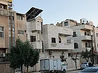 دار عربيه زاويه ملبسه حجر مع اطلاله رائعه في حي الاندلس