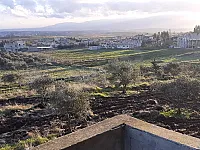 اراضي سكنيه .وزراعيهقريبه من الطريق العام 