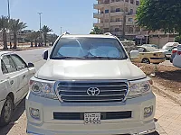 تويوتا لاند كروز  دفع رباعي  اللون ابيض   لولو موديل 2015