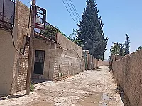 للبيع مجمع تجاري طريق لمطار ٣٠٠٠م طابو اخضر مرخص مخدم ٥ ڤلل مخدم