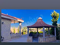 للبيع مزرعة مقابل كازية الدبساوي مساحة 1500م2 4 غرف ومضافة..