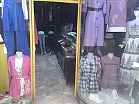 للبيع محل البسه بسوق عاصم شغال للاستثمار جنب مسجد عبد الله 