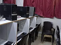 ١٣ كمبيوتر جاهزين للشغل مع طاولاتن 
