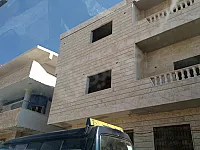 عمارة في منتجع المحبة مكونة من ٣ شاليهات إكساء حجر ممتاز