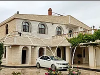 مزرعة للبيع في قطنا - 2 دنم مع مسبح وحدائق واسعة