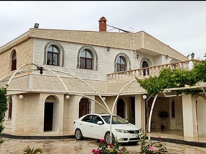 مزرعة للبيع في قطنا - 2 دنم مع مسبح وحدائق واسعة