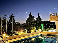 مزرعة للبيع في قطنا - 2 دنم مع مسبح وحدائق واسعة