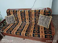 للبيع طقم كنب ثلاثية و٦قلاطق خشب زان عنبر بحالة جيدة موجودين بحلب 