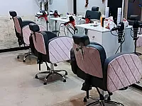للبيع صالون حلاقة وتجميل بمساحة 68م