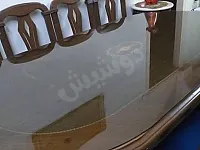 طاولة طعام بخالة جيدة تقريبا جديدة و ببلور + ٨ كراسي .بازار.