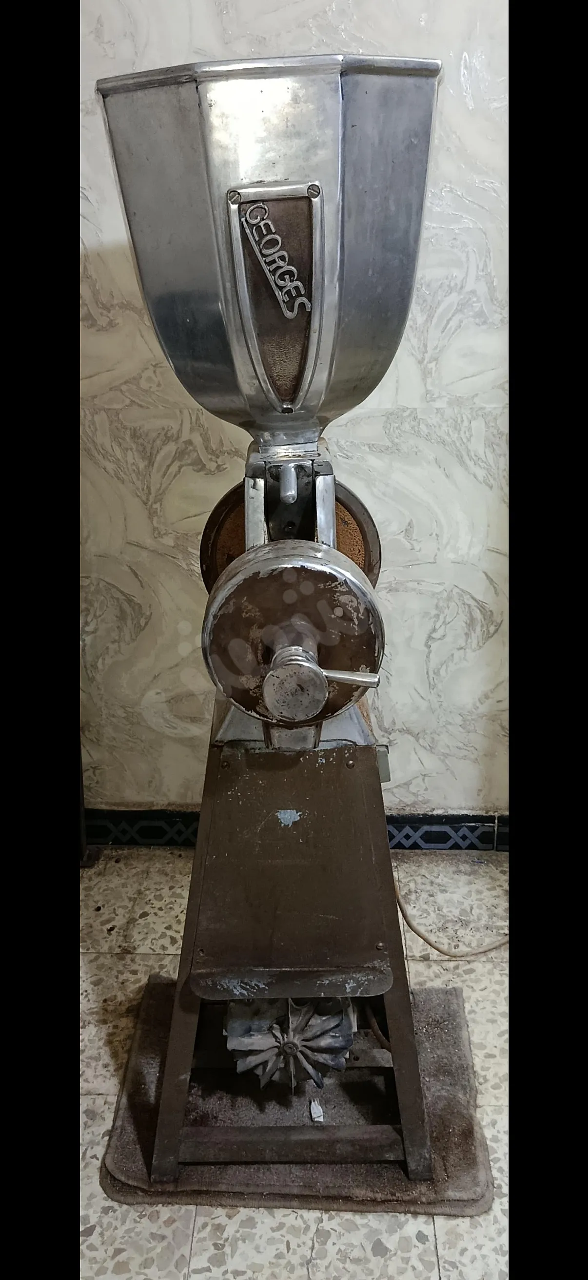 مطحنة بن أرضية مستعملة بحالة ممتازة، جاهزة للعمل والإنتاج مباشرة.