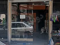 محل تجاري مفروز + مستودع داخلي له باب على مدخل البناء والاتجاه غربي