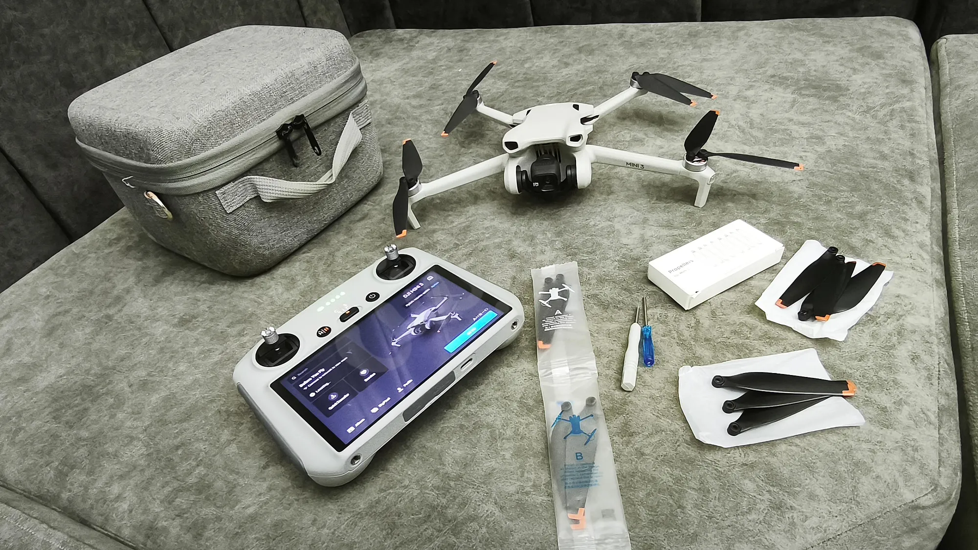 طائرة 3 DJI Mini بحالة شبه وكالة مع ملحقات حماية مميزة