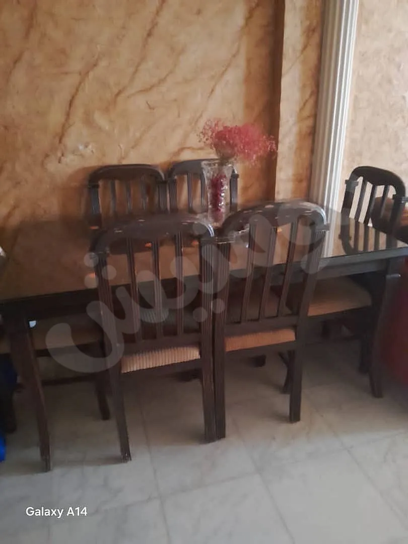 طقم كنب خشب اجنبي وطاولة سفره مستعمل بحالة ممتازة - قدسيا