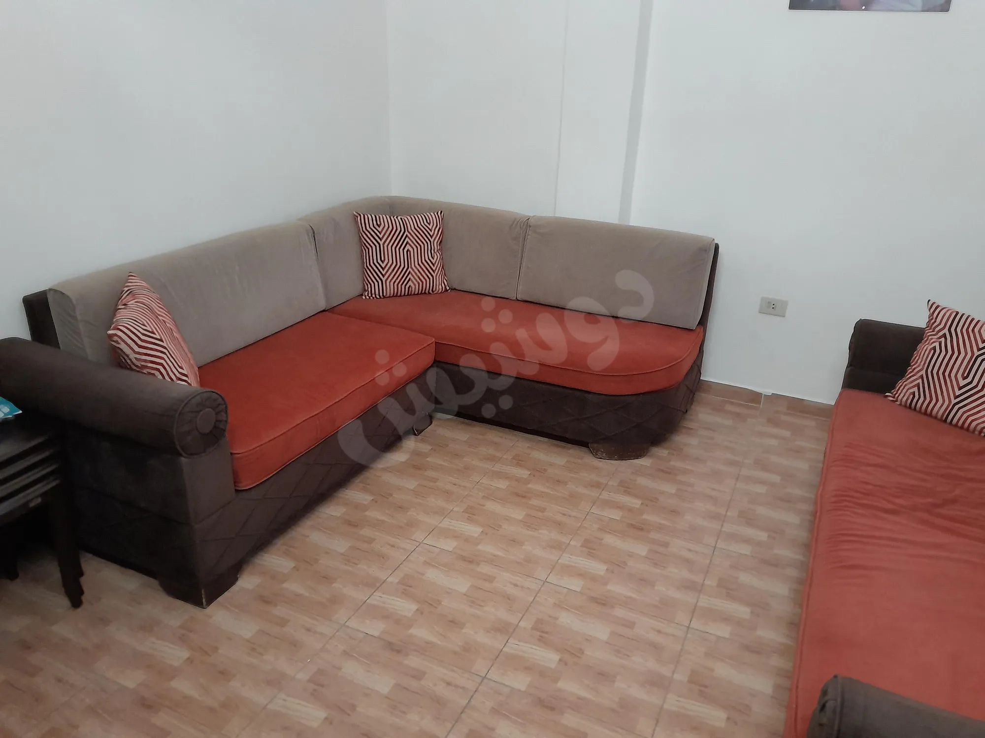 طقم كنب حرف L مستعمل بسعر حرق 200$ في المالكي